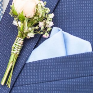Svatební korsáž pro tatínka z růží a gypsophily