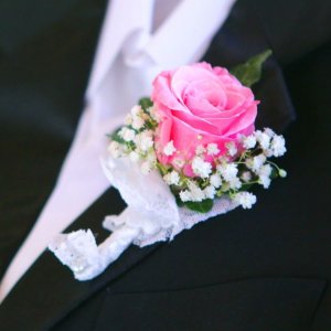 Svatební korsáž pro tatínka z růží a gypsophily