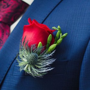 Svatební korsáž pro tatínka z růže a frézie