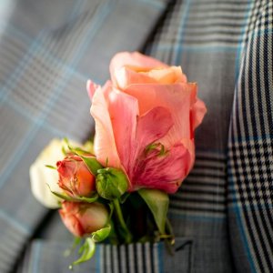 Svatební korsáž pro tatínka z růží