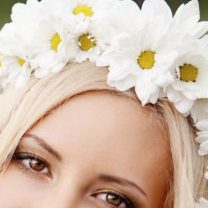 Svatební květina do vlasů z bílých chryzantém