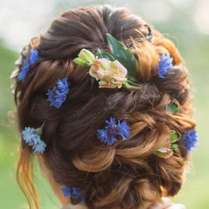 Svatební květina do vlasů z chrpy centaurea