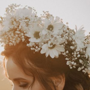 Svatební květina do vlasů z chryzantém a gypsophily