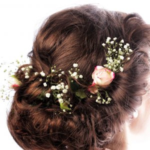Svatební květina do vlasů z gypsophily a růže