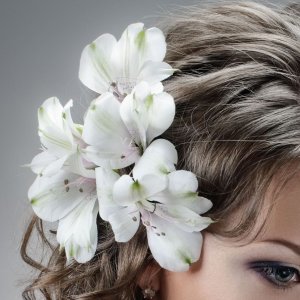 Svatební květina do vlasů z lilií
