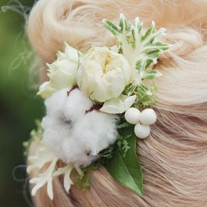 Svatební květina do vlasů z pivoňky