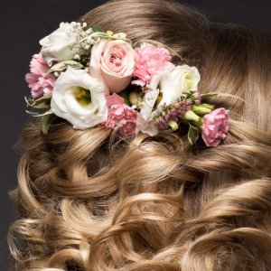 Svatební květina do vlasů z růží a gypsophily