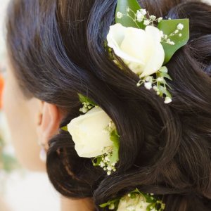 Svatební květina do vlasů z růží