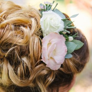 Svatební květina do vlasů z růží