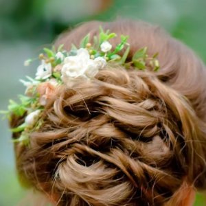 Svatební květina do vlasů z růží a eucalyptu