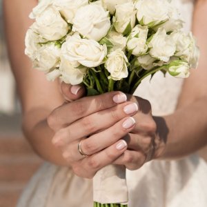 Svatební kytice na házení z bílých růží