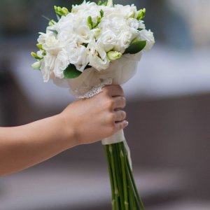 Svatební kytice na házení z bílých růží
