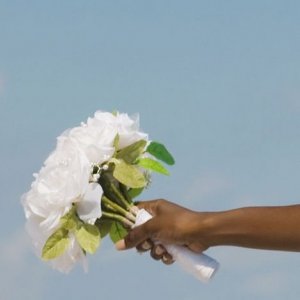 Svatební kytice na házení z bílých růží 