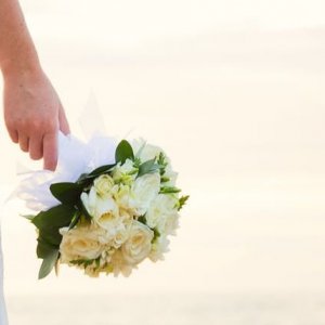 Svatební kytice na házení z bílých růží a eucalyptu