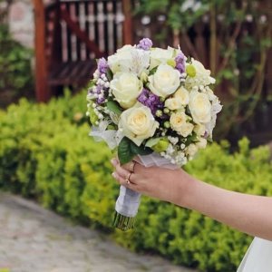 Svatební kytice na házení z bílých růží a gypsophily