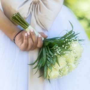 Svatební kytice na házení z bílých růží a gypsophily