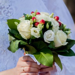 Svatební kytice na házení z bílých růží a hypericum coco