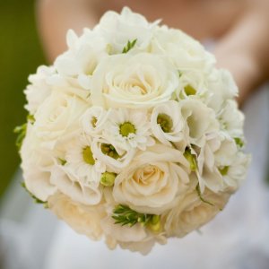 Svatební kytice na házení z bílých růží, frézie a chryzantémy