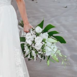 Svatební kytice na házení z bílých růží, lilie a gypsophily