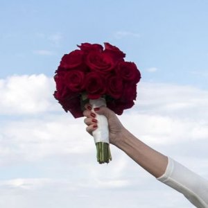 Svatební kytice na házení z červených růží 