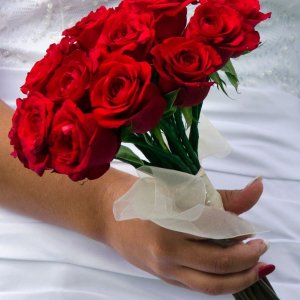 Svatební kytice na házení z červených  růží