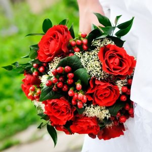 Svatební kytice na házení z červených růží, hypericum coco a gypsophila