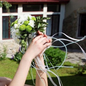 Svatební kytice na házení z chryzantém a arachniodesu
