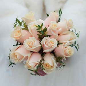 Svatební kytice na házení z růží