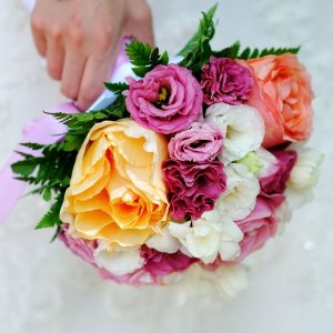 Svatební kytice na házení z růží a arachniodesu