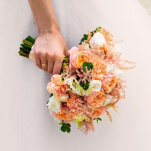 Svatební kytice na házení z růží a astilbe