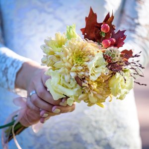 Svatební kytice na házení z chryzantémy a růží