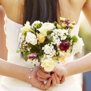 Svatební kytice na házení z růží a chryzantémy