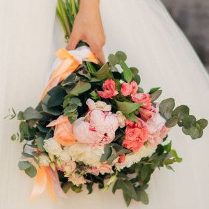 Svatební kytice na házení z růží a eucalyptu