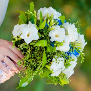 Svatební kytice na házení z růží a frézie