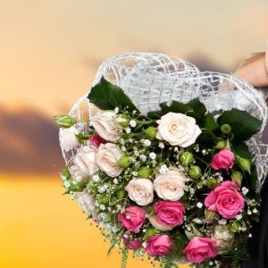Svatební kytice na házení z růží a gypsophily