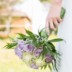 Svatební kytice na házení z růží a gypsophily