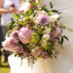 Svatební kytice na házení z růží a hortenzie