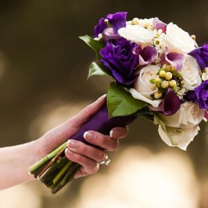 Svatební kytice na házení z růží a hypericum coco