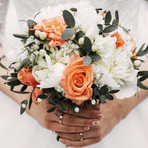 Svatební kytice na házení z růží a hypericum coco a eucalyptu