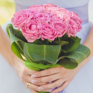 Svatební kytice na házení z růžových růží