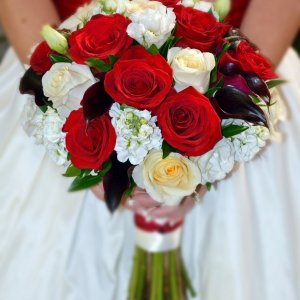 Svatební kytice pro nevěstu z bílých a červených růží 