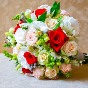 Svatební kytice pro nevěstu z bílých a červených růží 