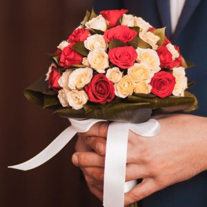 Svatební kytice pro nevěstu z bílých a červených růží