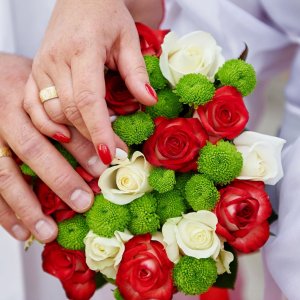 Svatební kytice pro nevěstu z bílých a červených růží a chryzantén 