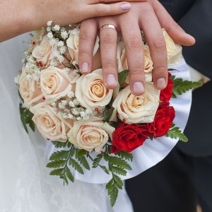 Svatební kytice pro nevěstu z bílých a růžových růží,gypsophilu a arachniodesu