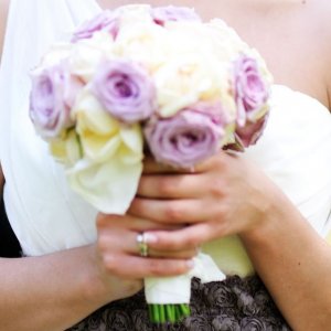 Svatební kytice pro nevěstu z bílých a fialových růží