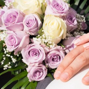 Svatební kytice pro nevěstu z bílých a fialových růží a gypsophily