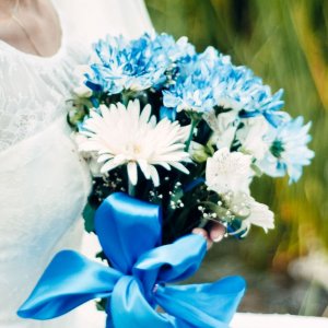 Svatební kytice pro nevěstu z bílých a modrých chryzantén