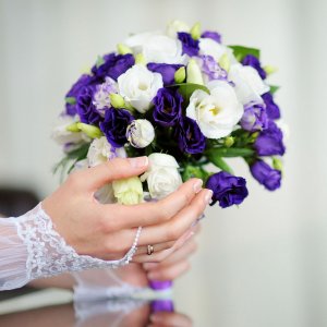 Svatební kytice pro nevěstu z bílých a modrých růží 
