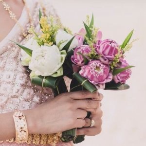 Svatební kytice pro nevěstu z růžových a bílých pivoněk